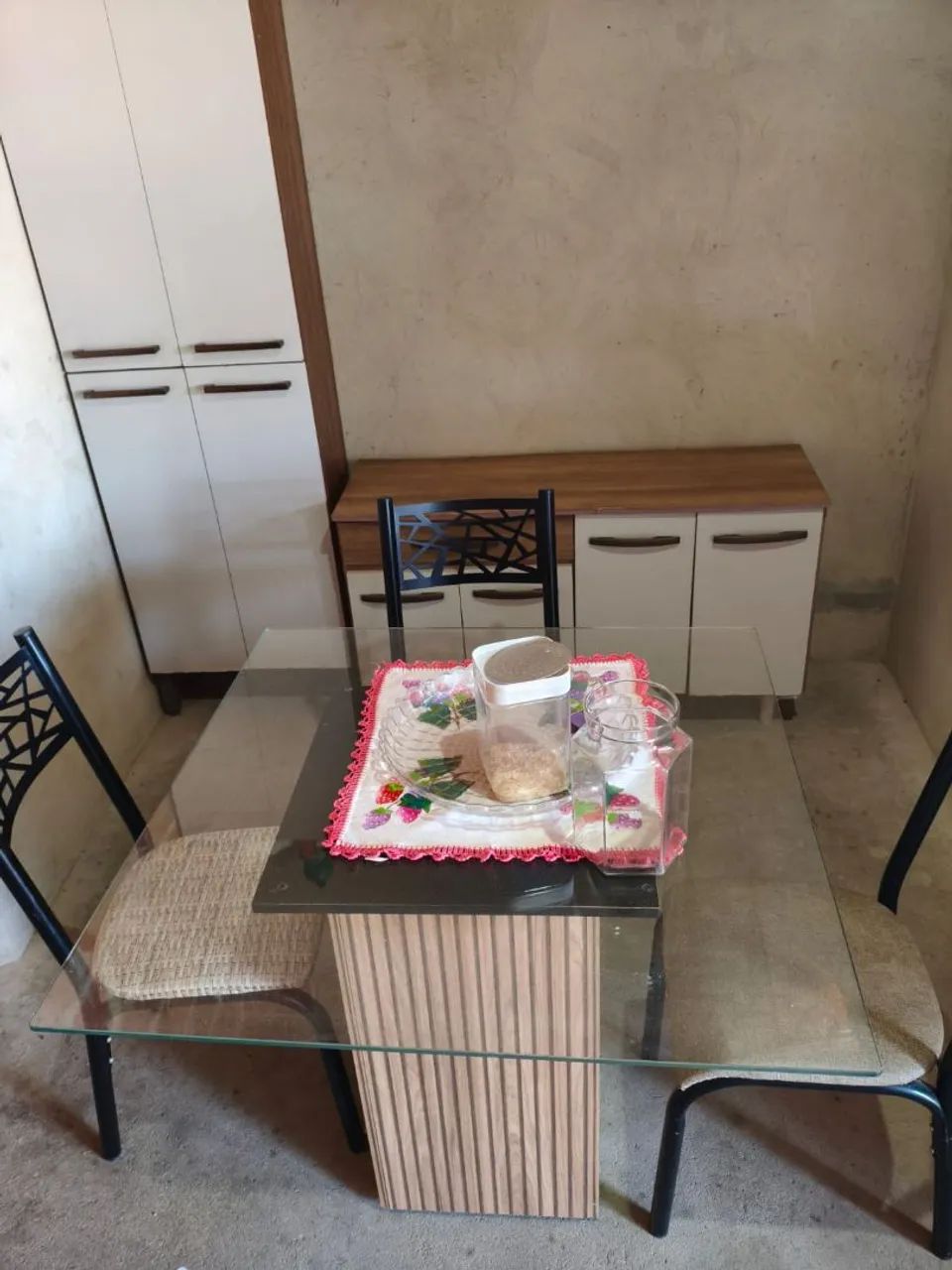 Vendo mesa tampo de vidro com 3 cadeiras - Foto 2