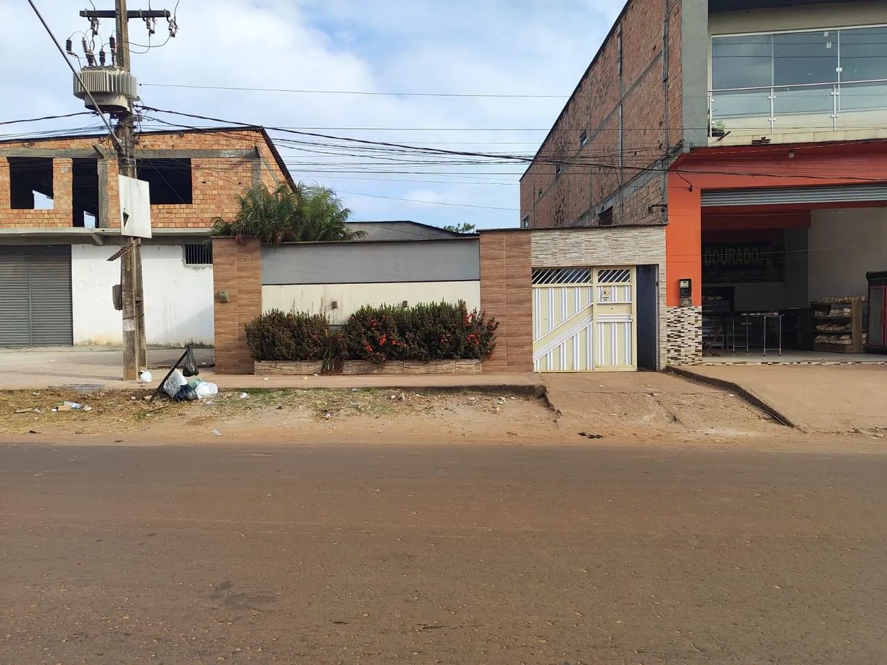 Vendo casa 3 quartos (2 suítes) 