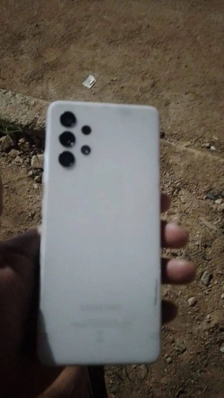 Vende se esse celular a32 semi novo entrego  - Foto 4
