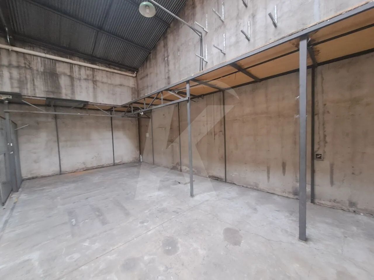 Galpão medindo 300 m² com banheiro. - Foto 3