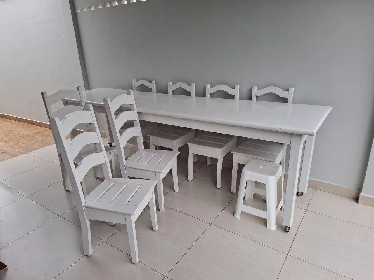 Mesa em madeira com 7 cadeiras - Foto 2