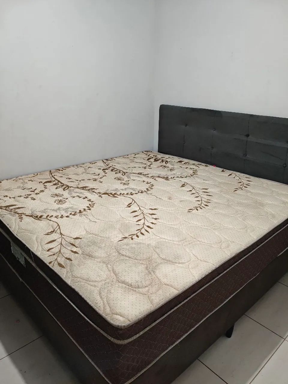 Cama king size com cabeceira semi-nova - Foto 2