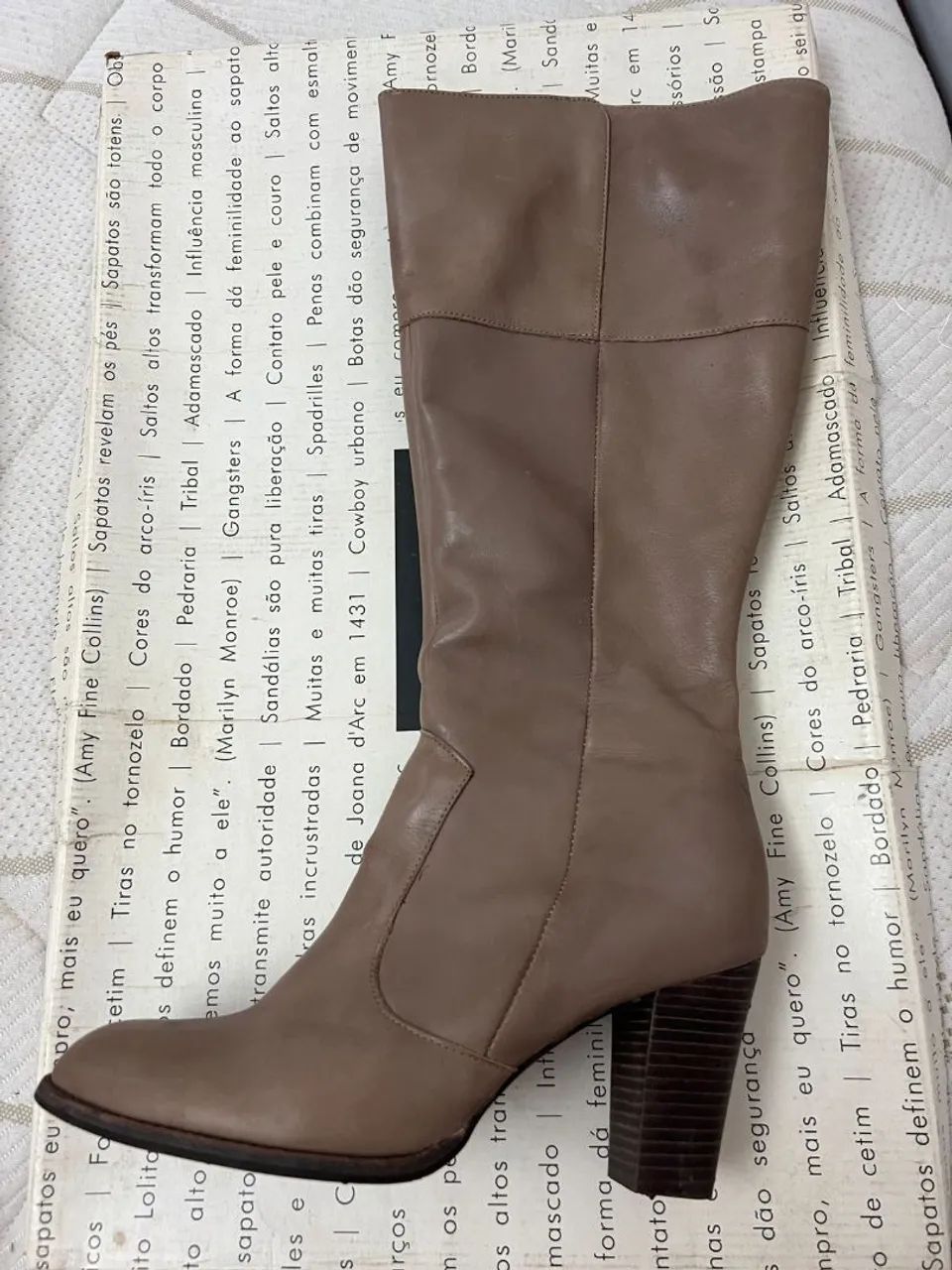 Bota Andarella nude <br>da, bem conservada, usada poucas vezes.<br>Cor ebano/nude.<br>N° 39.<br>180,00 - Foto 2