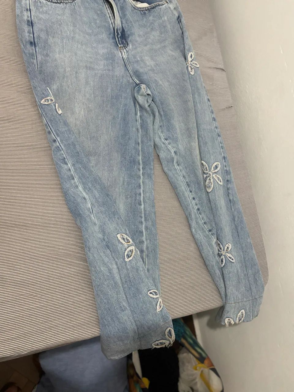 calça jeans pantalona flores laterais