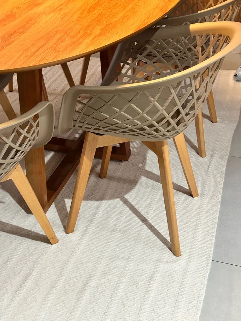 Vendo mesa e cadeiras lindas e novas  - Foto 2