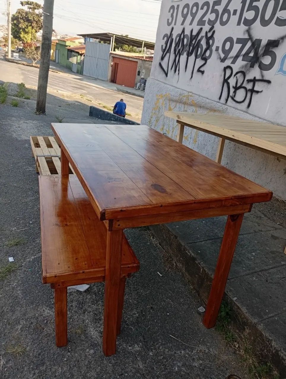 Mesa de madeira com 1 banco  - Foto 2