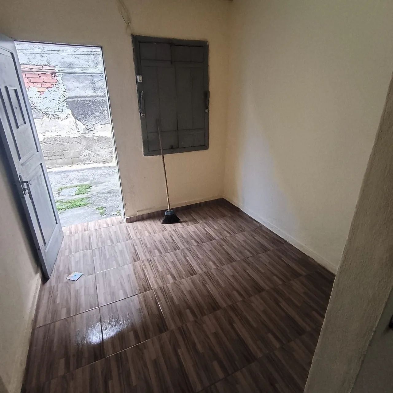 Casa em vila tranquila  com sala quarto cozinha banheiro e uma área  de serviço 