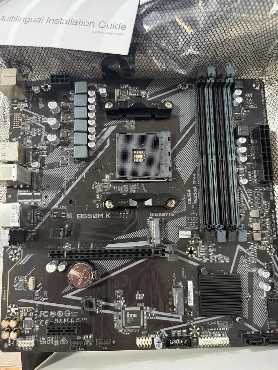 Placa-Mãe Gigabyte B550M K para AMD Ryzen, DDR4 e Socket AM4
