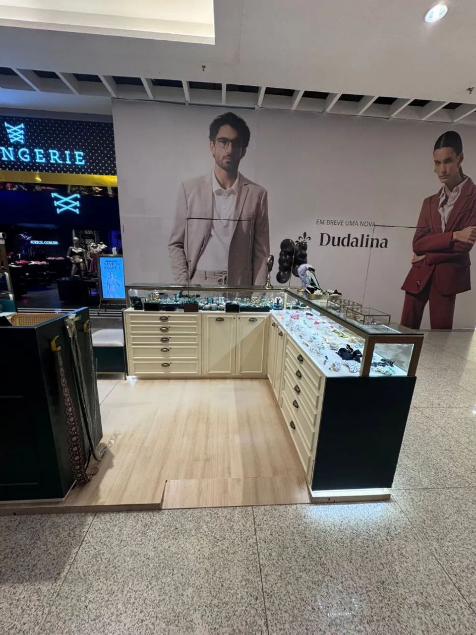 Móveis para loja de shopping
