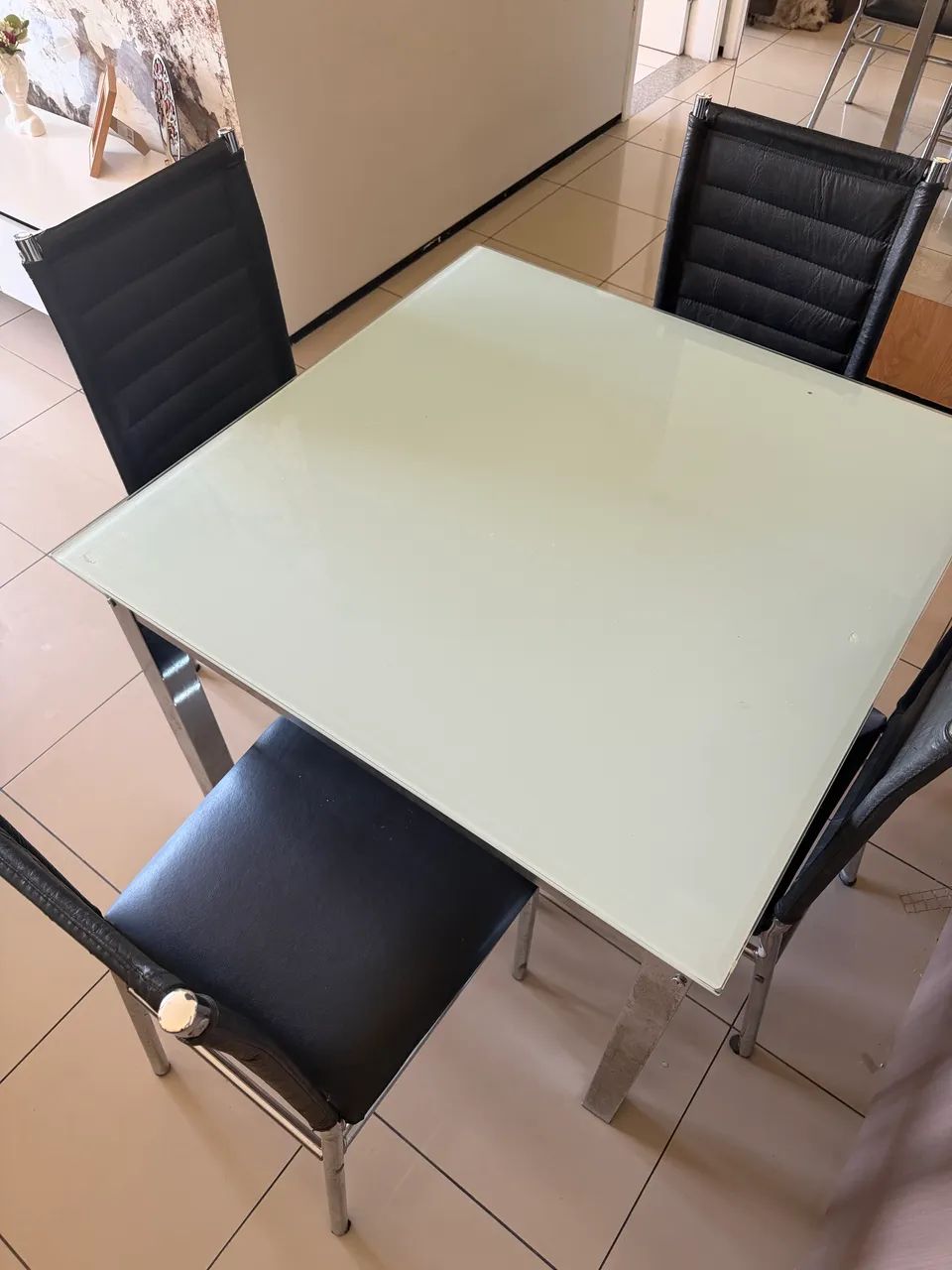 Mesa de jantar quadrada, 4 lugares com cadeira inox.  - Foto 3