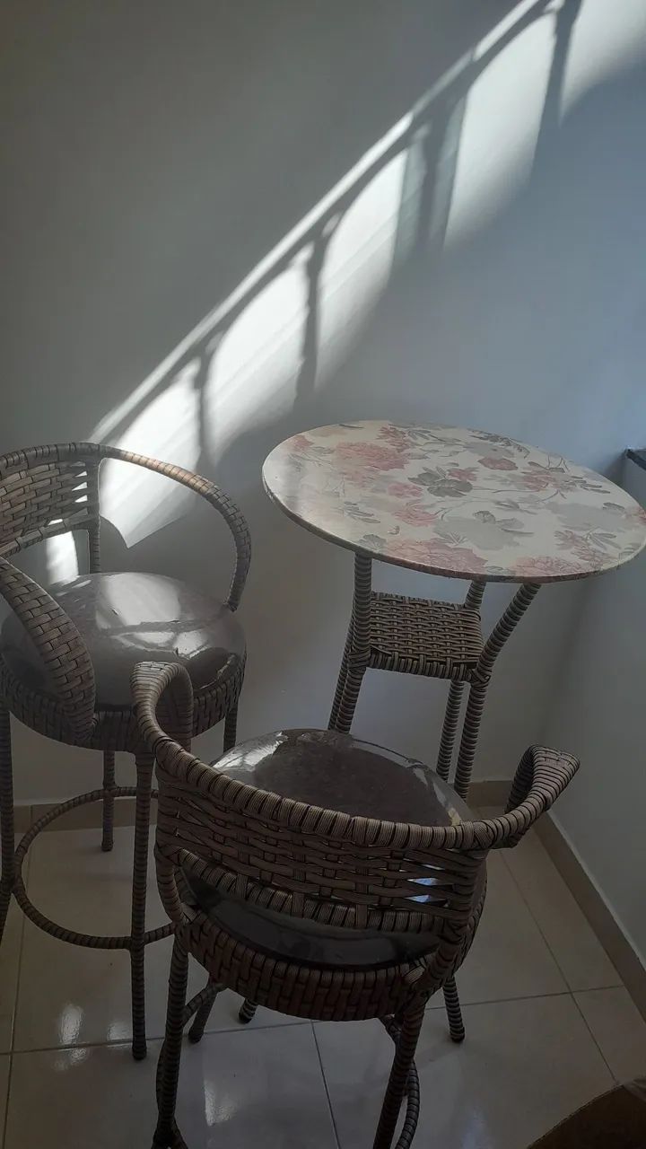 VENDO NO PRECINHO UMA MESA E 2 BANQUETA 