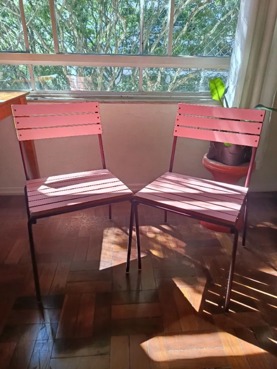Cadeiras em aço e madeira