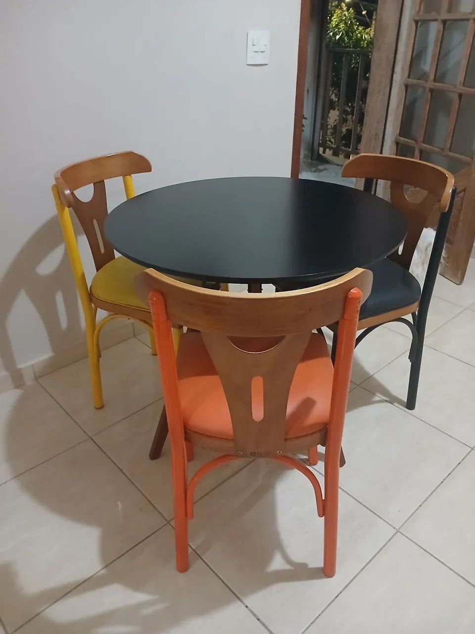 Mesa da OVNI e 3 cadeiras da móveis BRUM 