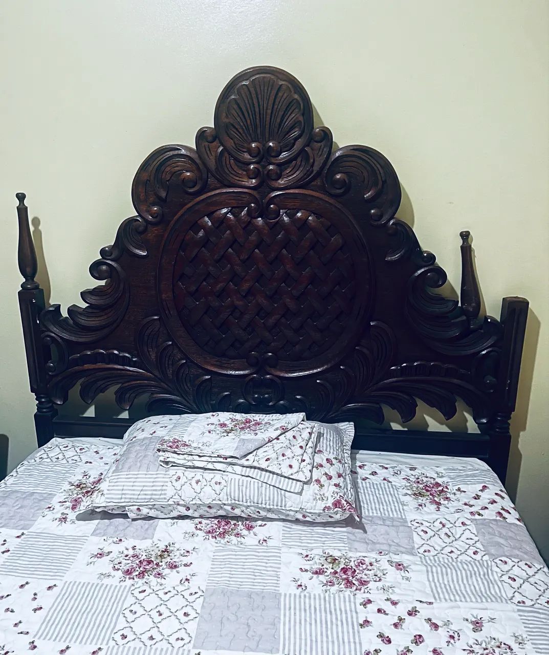 Cama madeira maciça com colchão 