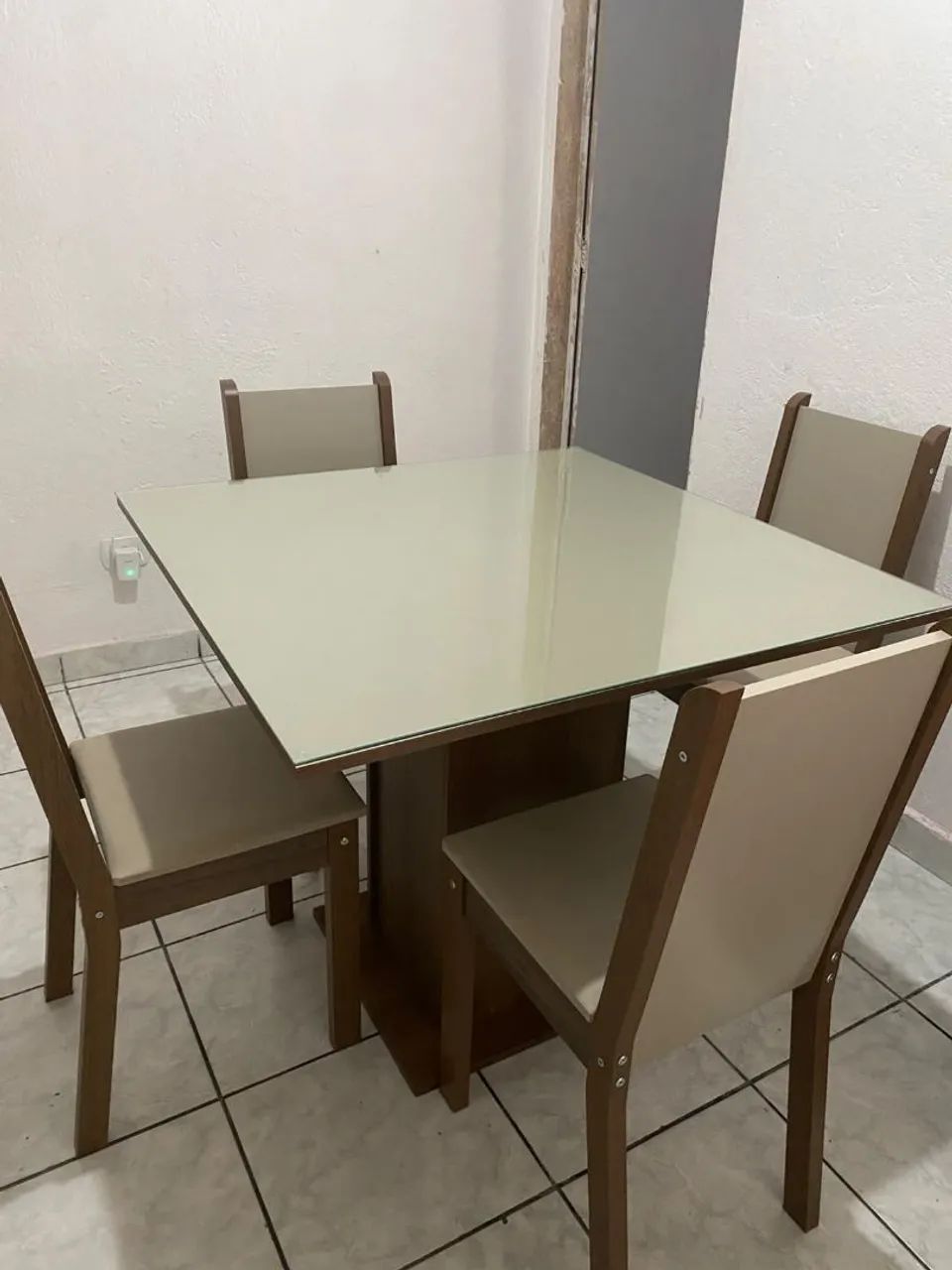 Mesa 4 cadeiras, tampo vidro .
