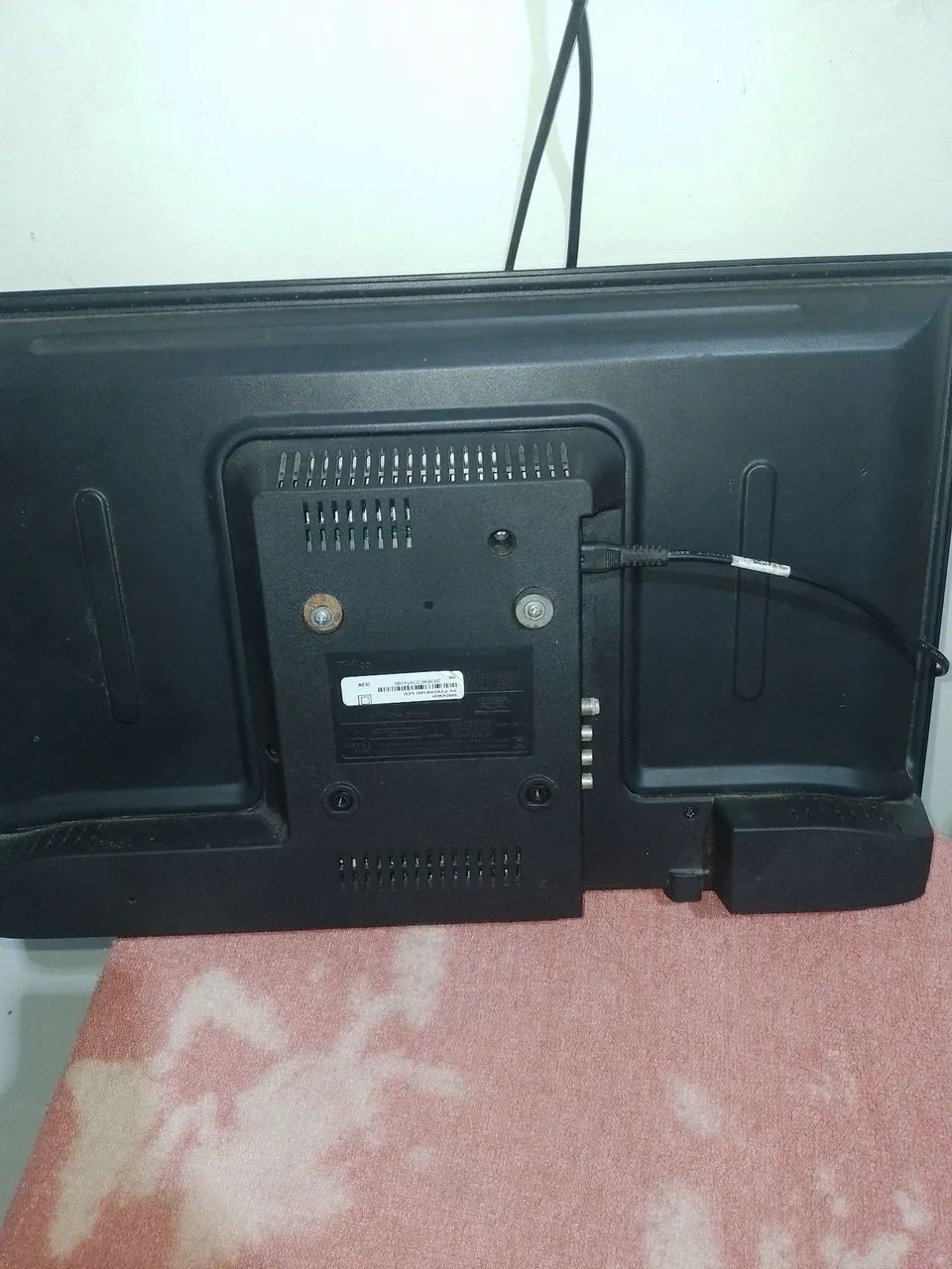 VENDE SE UMA TV DE LED 24 POLEGADAS DEFEITO SO SERVE PRA RETIRAR AS PEÇAS  - Foto 2