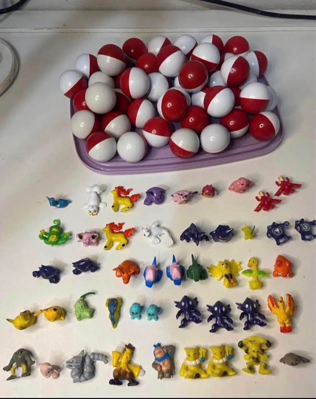 Lote miniaturas de Pokémon + pokebolas 