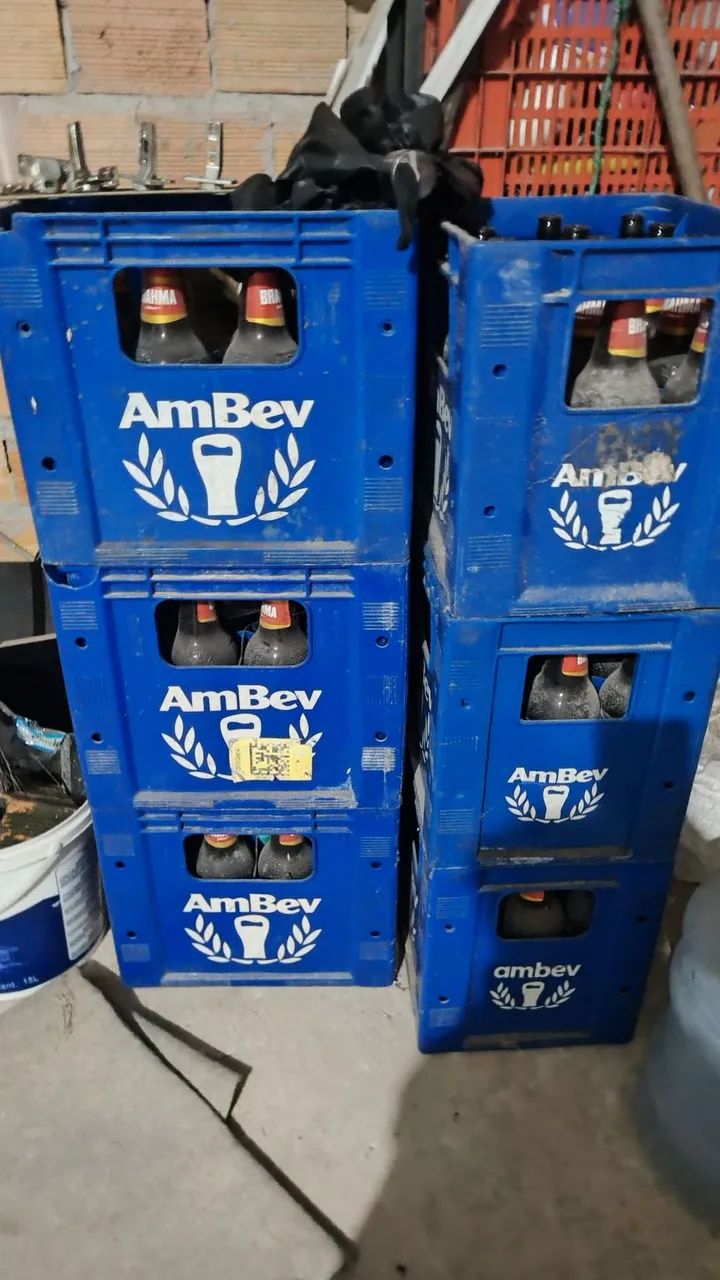 Engradado de cerveja litrão com garrafas 