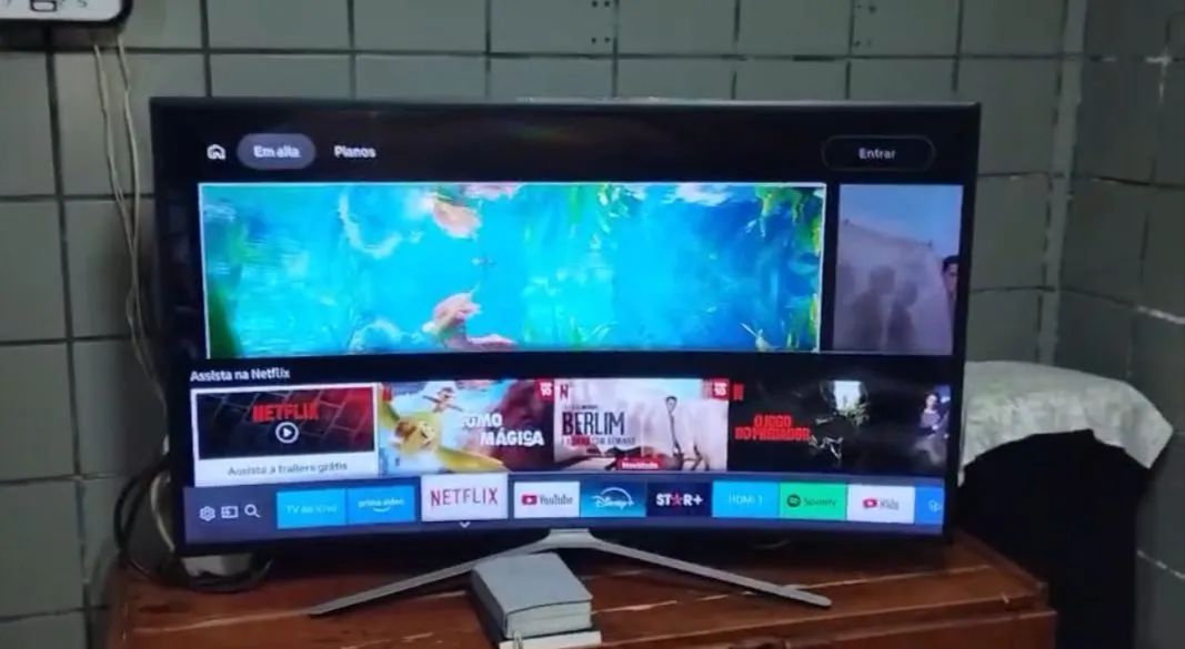 Tv 49 polegadas  Samsung, usada mas sem nem um defeito  super conservado.     defeito 