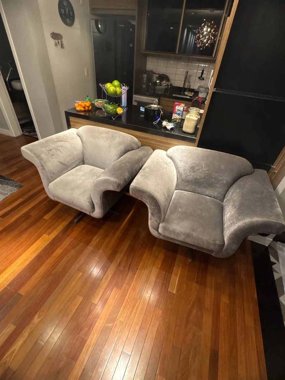 Oportunidade: Par de Poltronas Elegantes65746287351809120