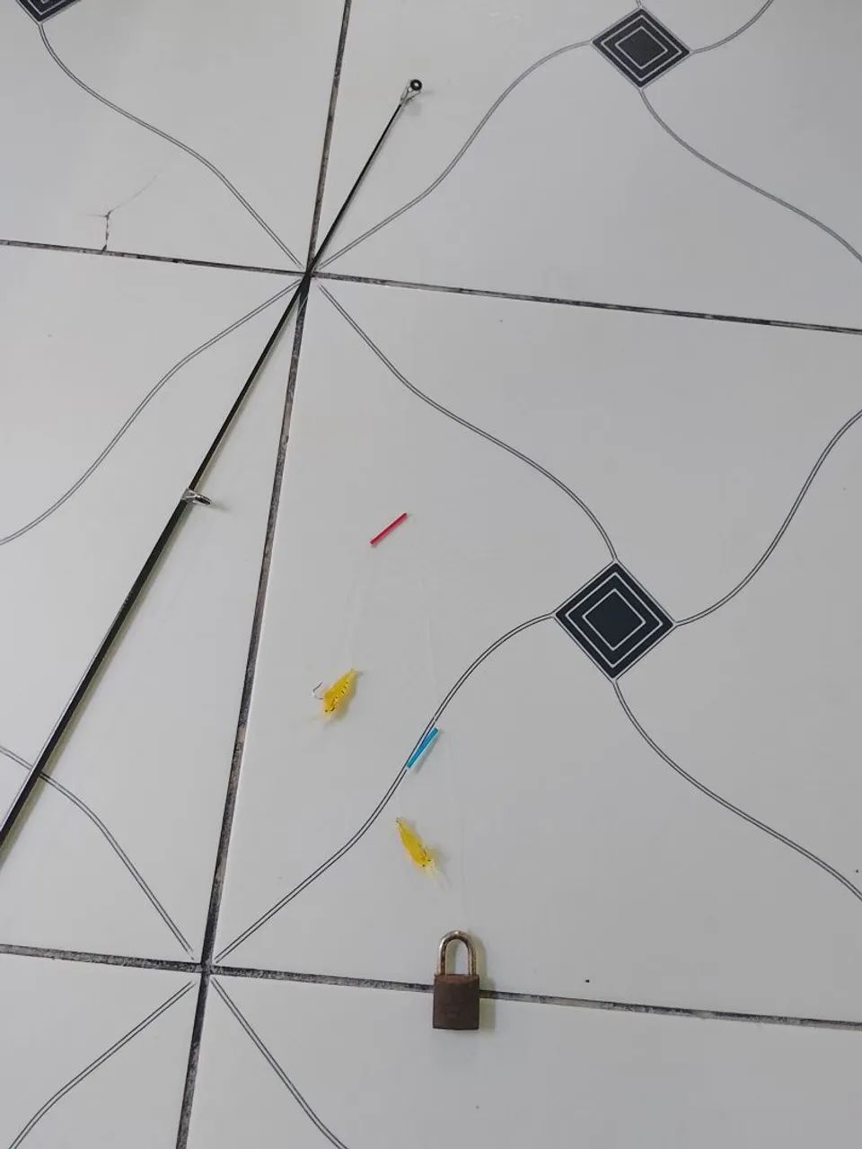 Vara d pesca telescópica completa com molinete e 2 iscas artificial nova - Foto 3
