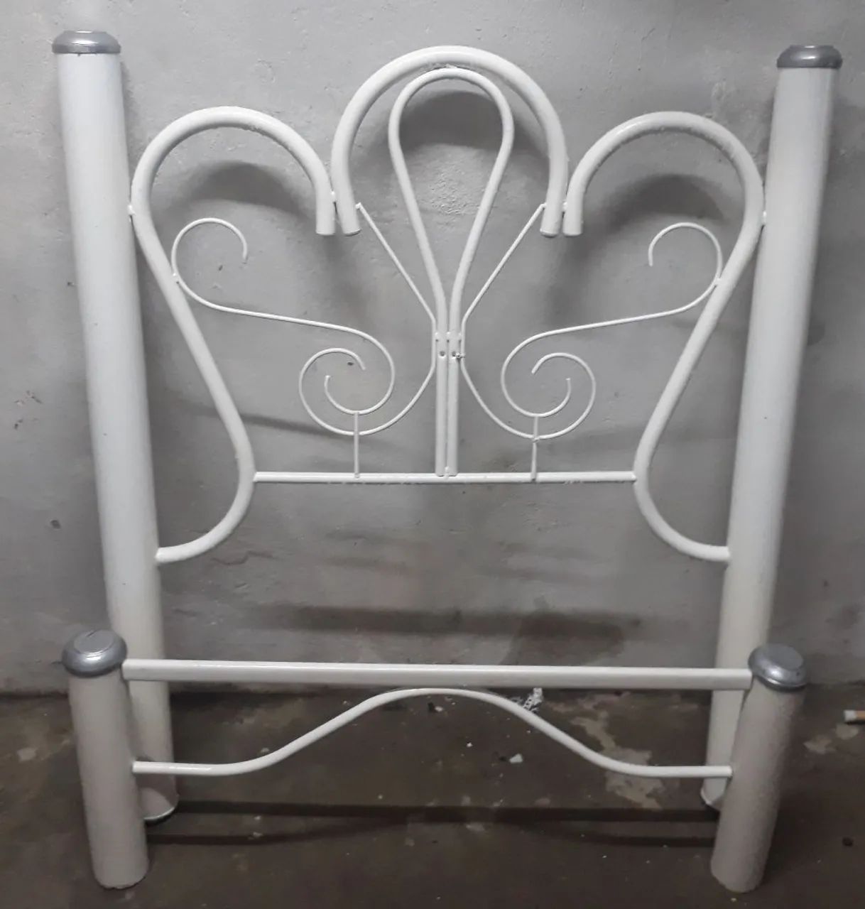 Cama em cor branca com retoques na pintura. 