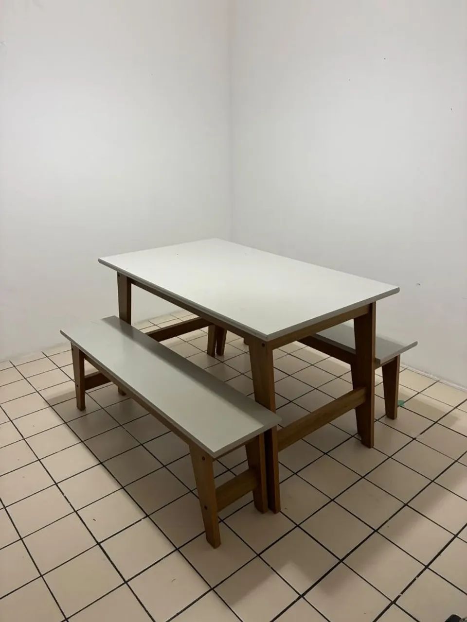Mesa com bancos SEMINOVA, EM BOM ESTADO