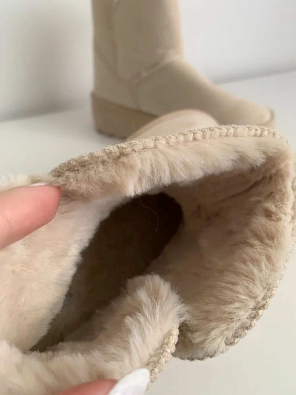 Botinha plataforma tipo ugg peluciada/pelo bege - Foto 2