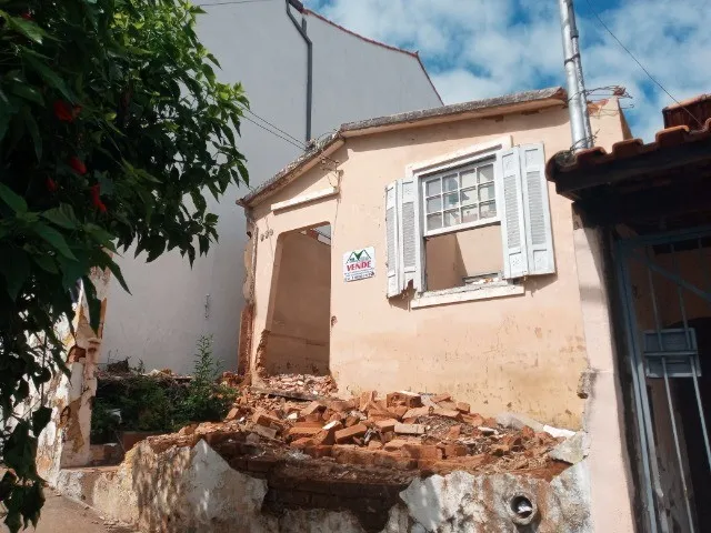 C111 - Casa em demolição na parte alta do centro da cidade