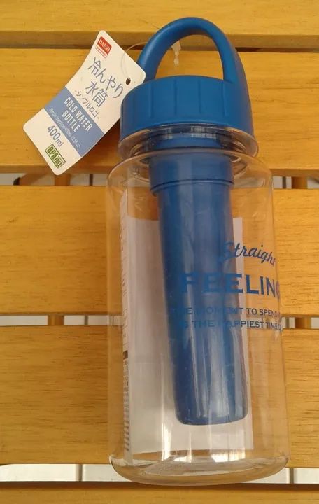 Garrafa Com Compartimento Para Gelo 400ml Daiso - Foto 4