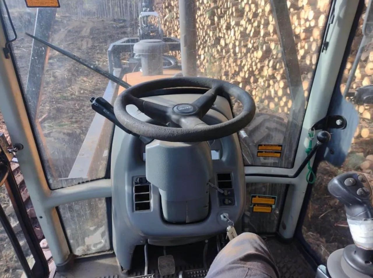 Trator Autocarregavel Valtra BH 180 com Munck Florestal H-fort - Foto 3
