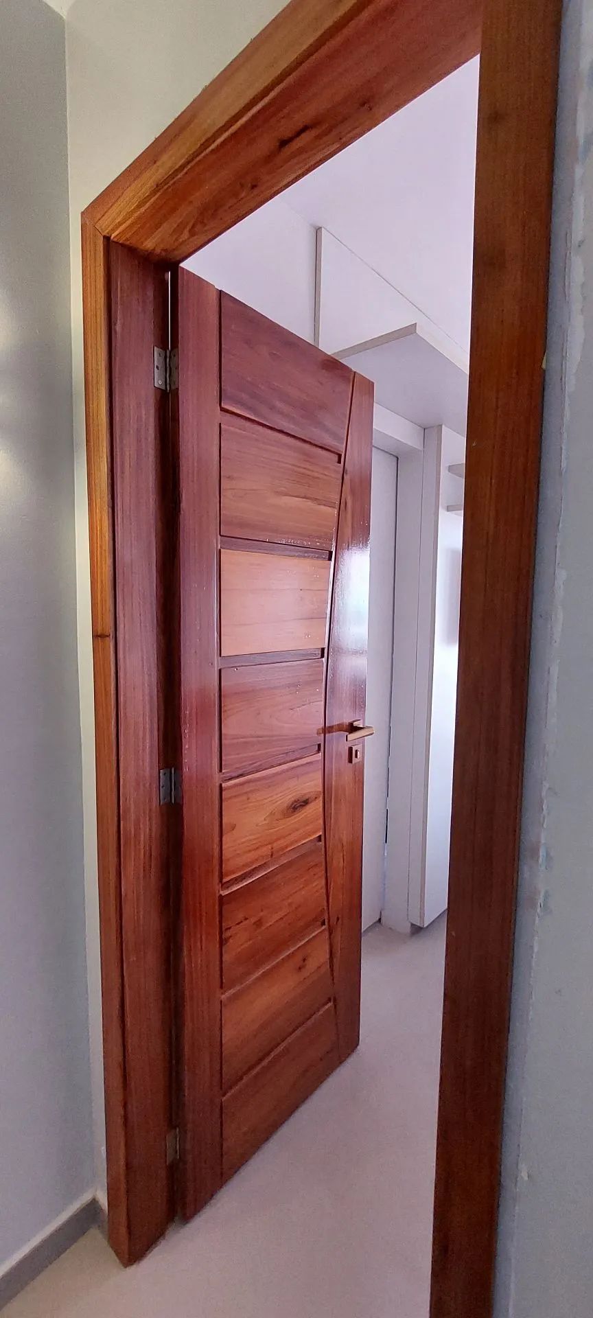 Porta de madeira maciça com acabamento impecável - Foto 2