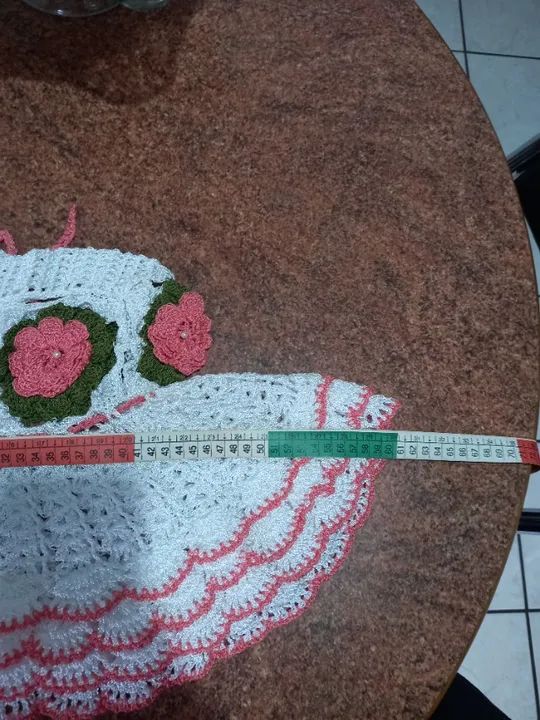 Capa de batedeira de crochê pequeno - Branco com flores rosas 60cm larg. X 33cm comp. - Foto 5