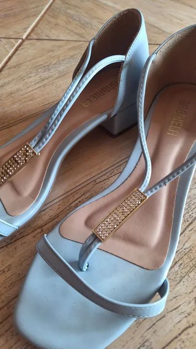 Sandálias azuis com detalhe em dourado - Foto 3