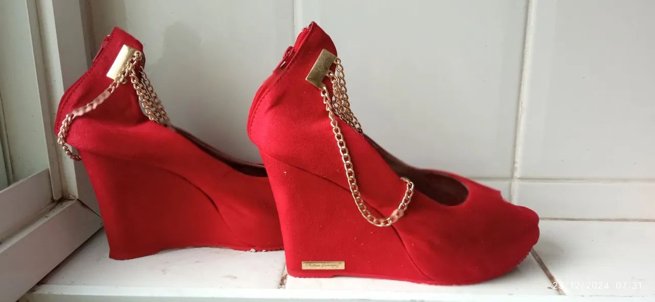 Sandália plataforma vermelha com corrente Antônia dominguez  - Foto 2