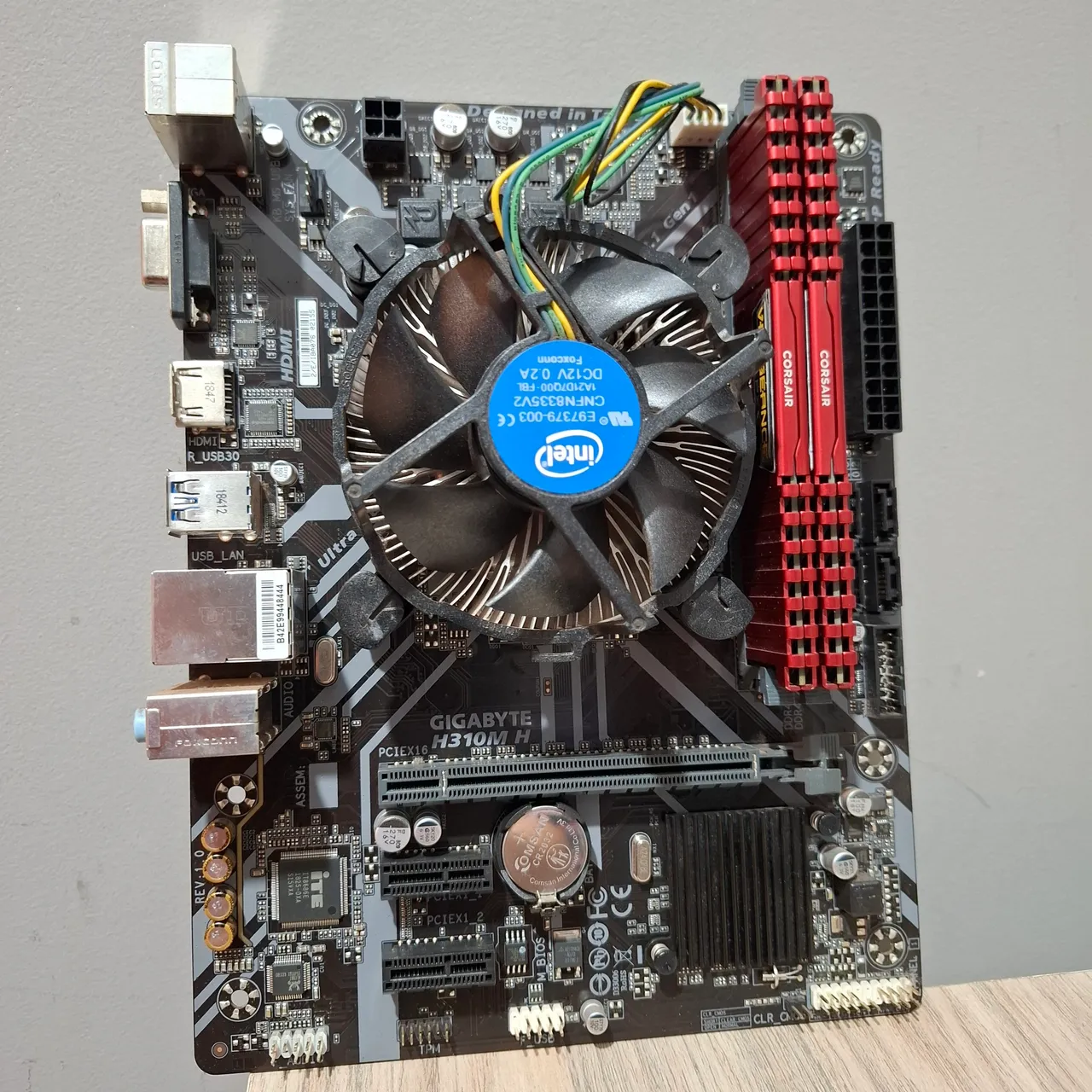 KIT Intel core i3 8100 + Placa mãe Gigabyte + 16gb RAM DDR4 Corsair