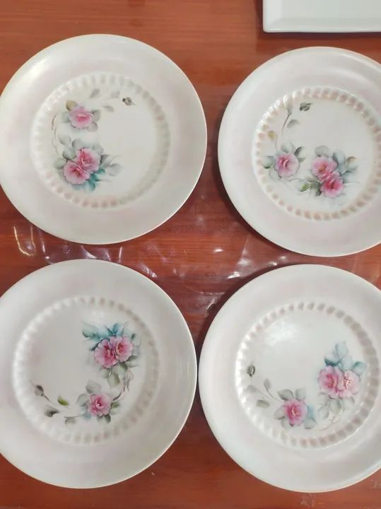 Jogo de 4 Pratos de Sobremesa de Porcelana pintado a mão.