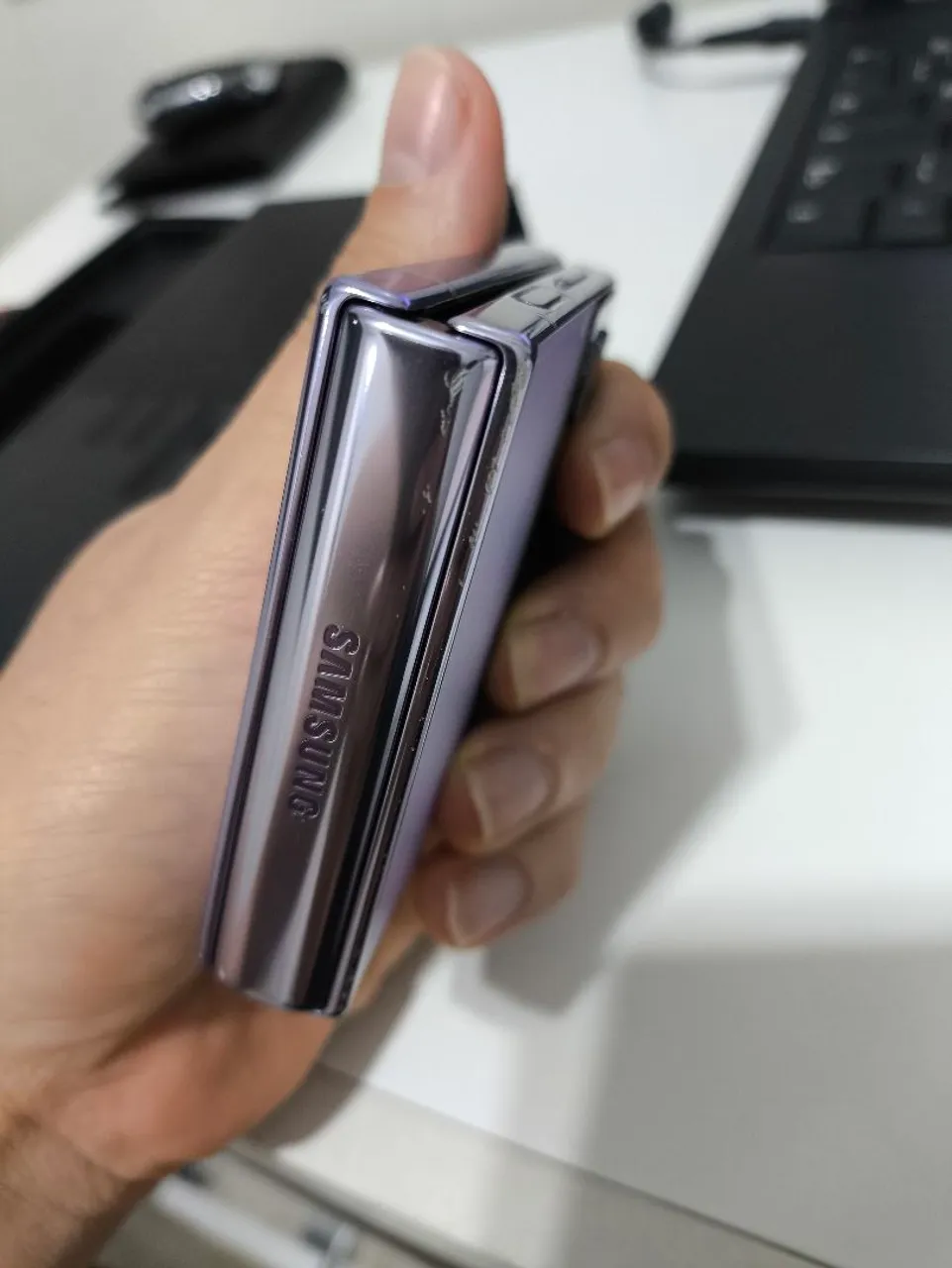 Samsung Flip 4 completo com detalhe na tela