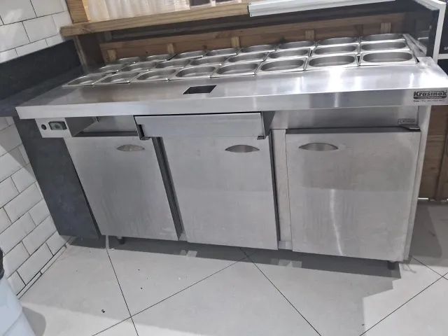 Bancão Refrigerado Krasinox - 3 Portas - 24 Cubas. 220v.