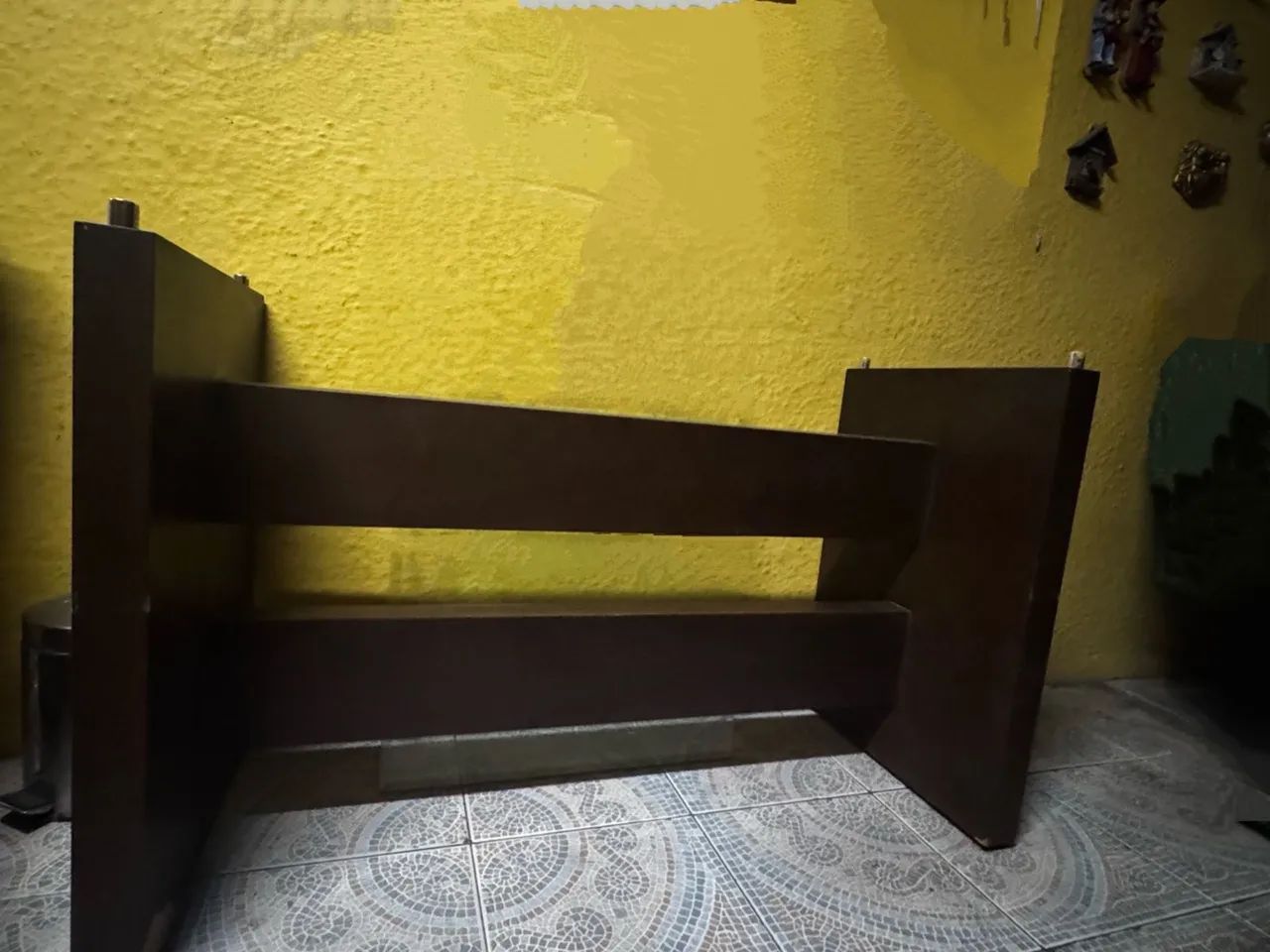 Mesa de jantar, com 8 cadeiras, base em madeira e tampo de vidro (2,0m x 1,0m) - Foto 2