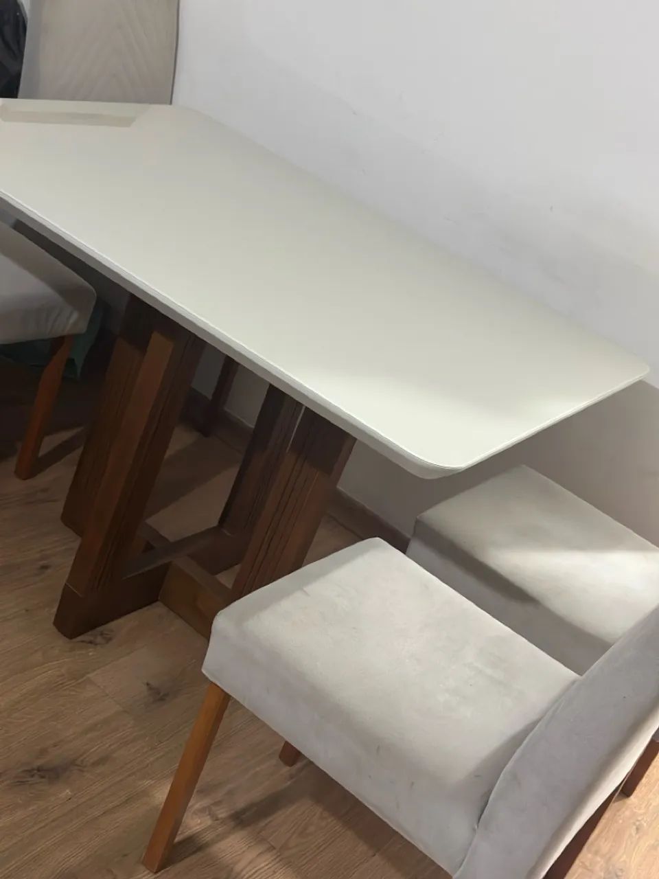 Mesa de jantar branca com 4 cadeiras