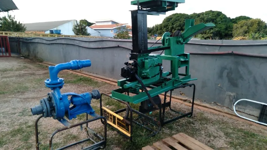 VENDO MÁQUINA DE SILO COM BOMBA D?ÁGUA