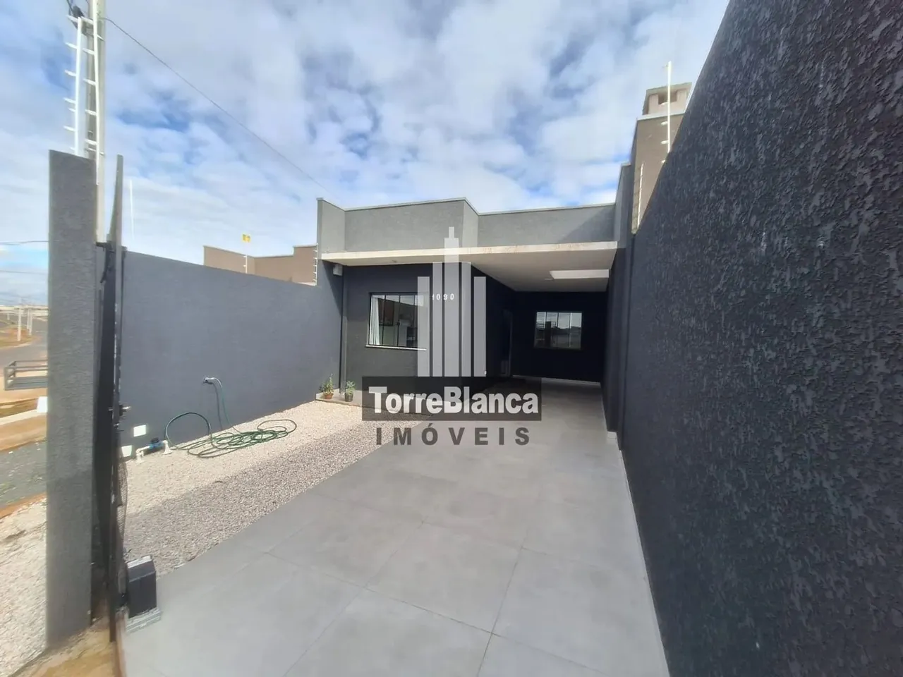 Casa para Locação, 3 quartos sendo 1 suíte, Churrasqueira, 2 banheiros, 2 vagas, Quintal A