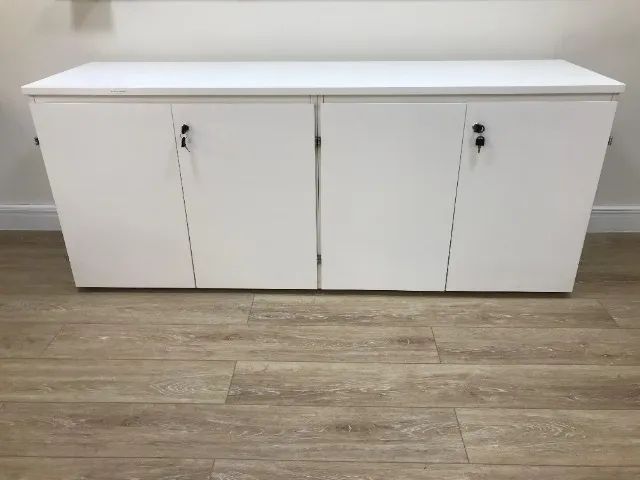 Armário Baixo com 4 Portas - Com chaves - Cor. Branco