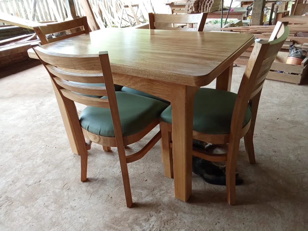 Conjunto Mesa de Jantar com 4 Cadeiras em Madeira