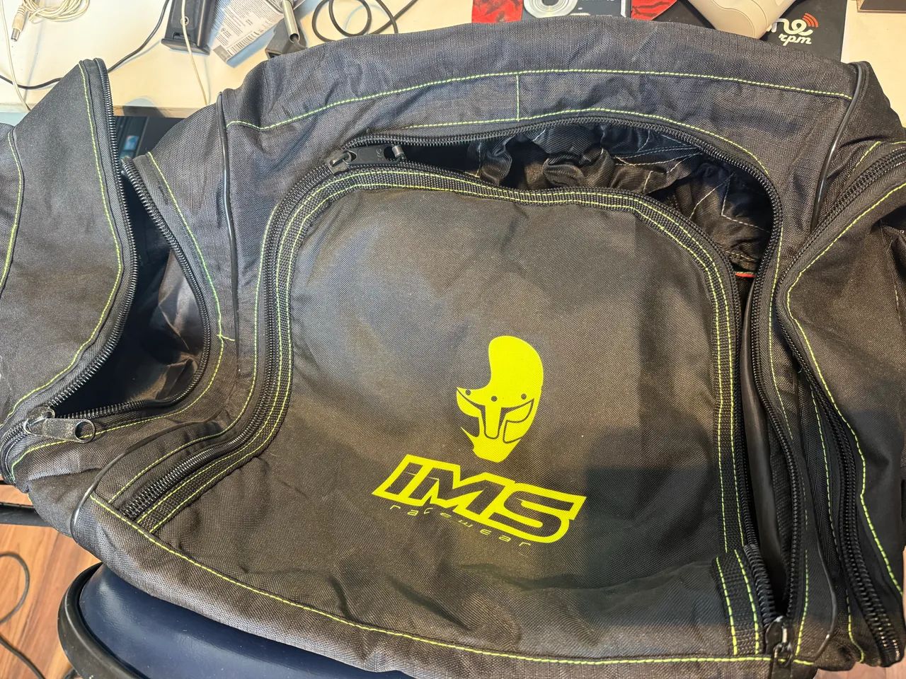 Mochila kart com 2 macacões, capacete e sapatilha  - Foto 2