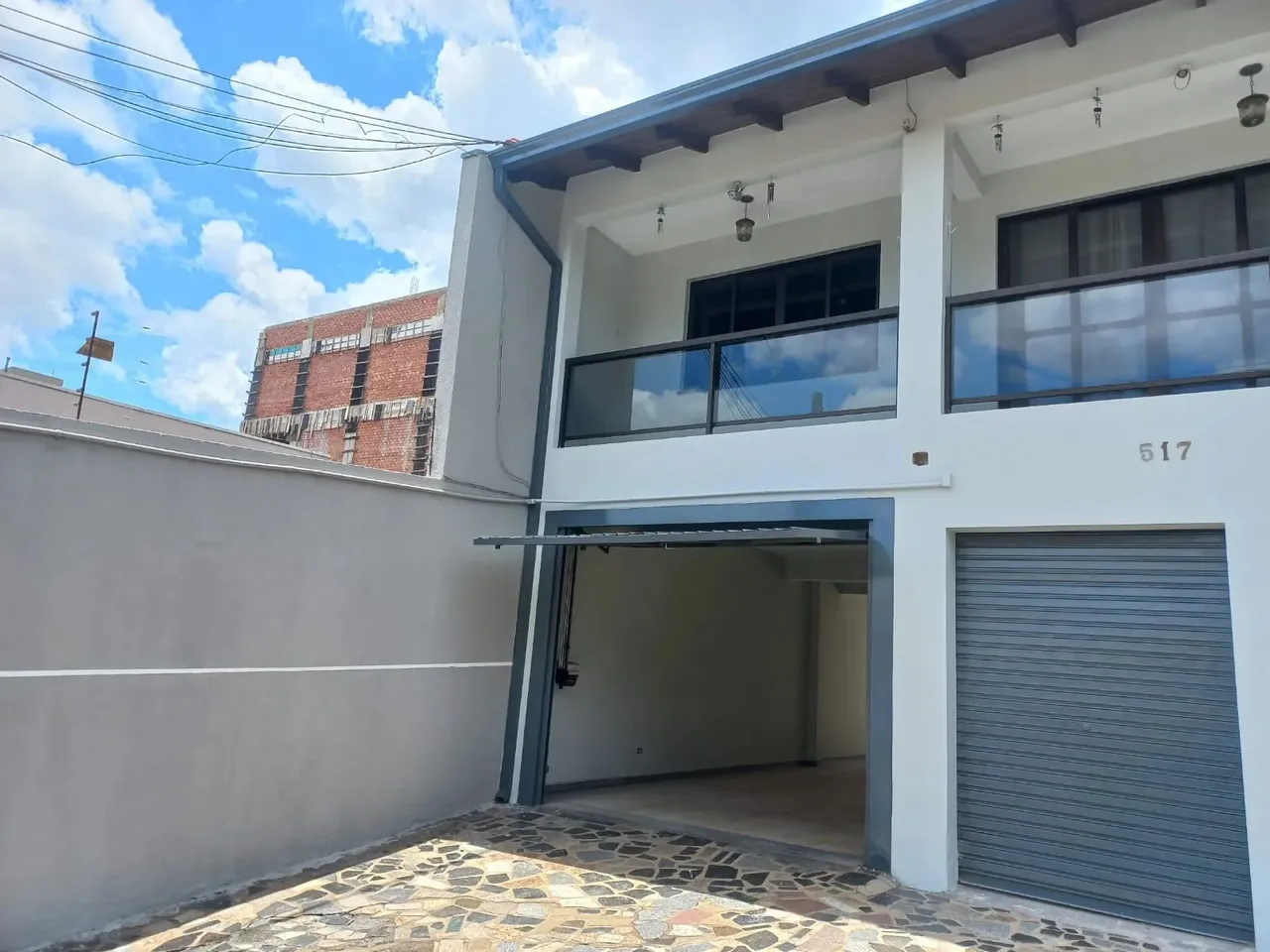 Sobrado para aluguel possui 324 m² com 6 salas no Pinheirinho - Curitiba - PR