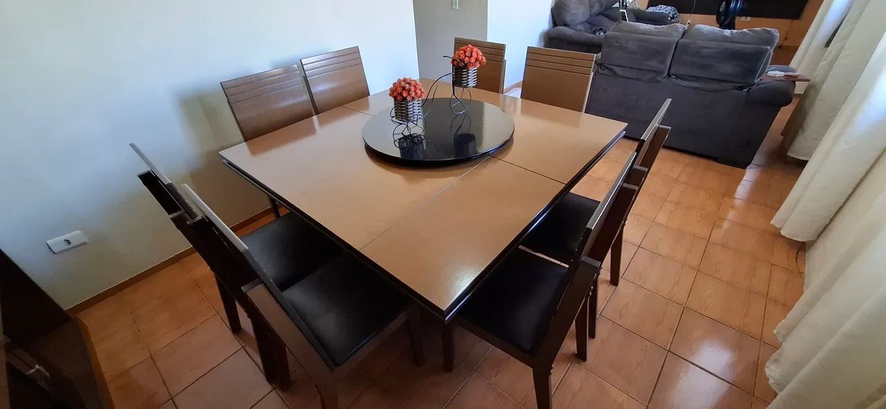 Mesa centro giratório + cadeiras + aparador