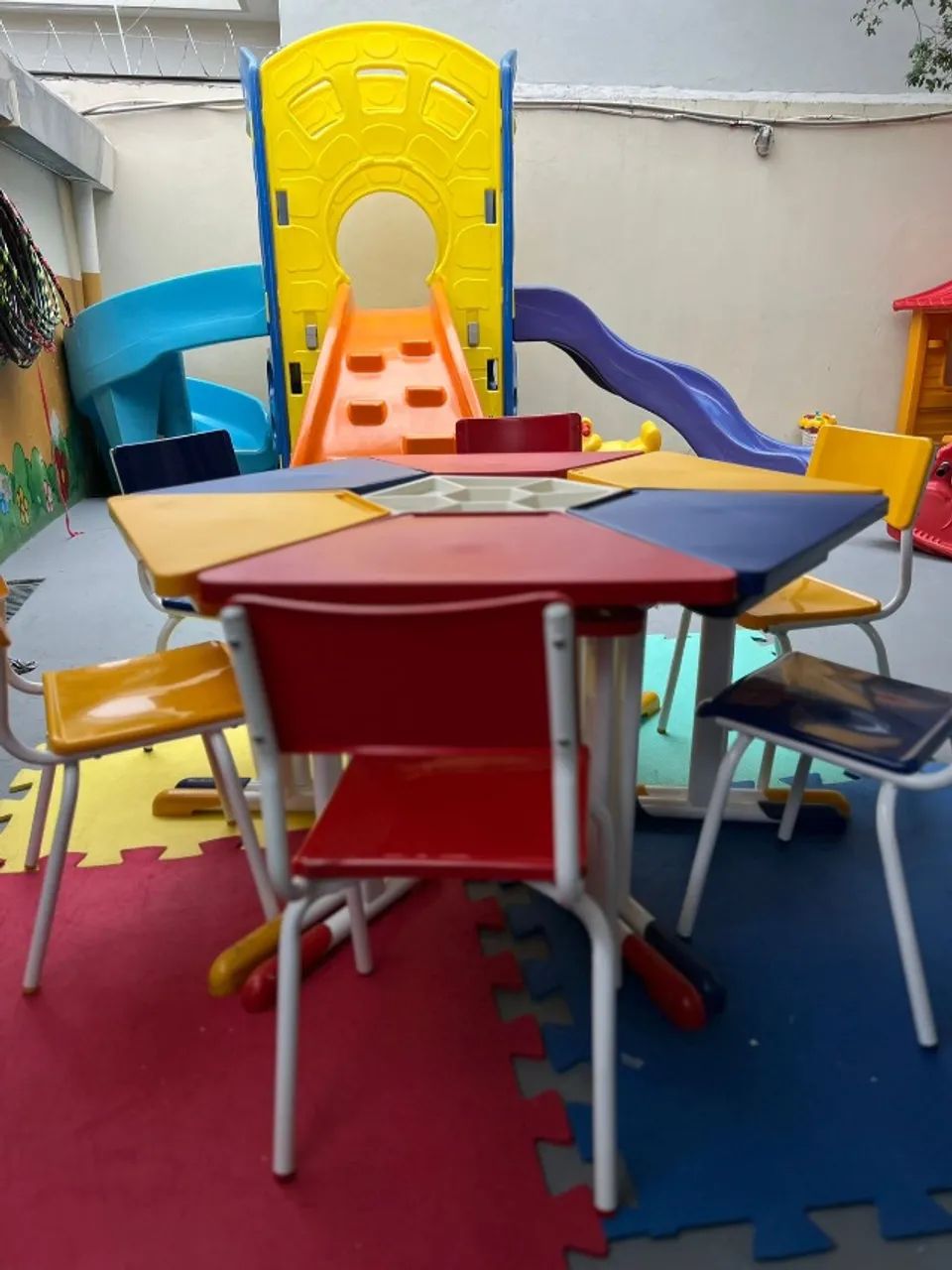 Armários Escolares e Conjunto de Mesas e Cadeiras - Foto 2