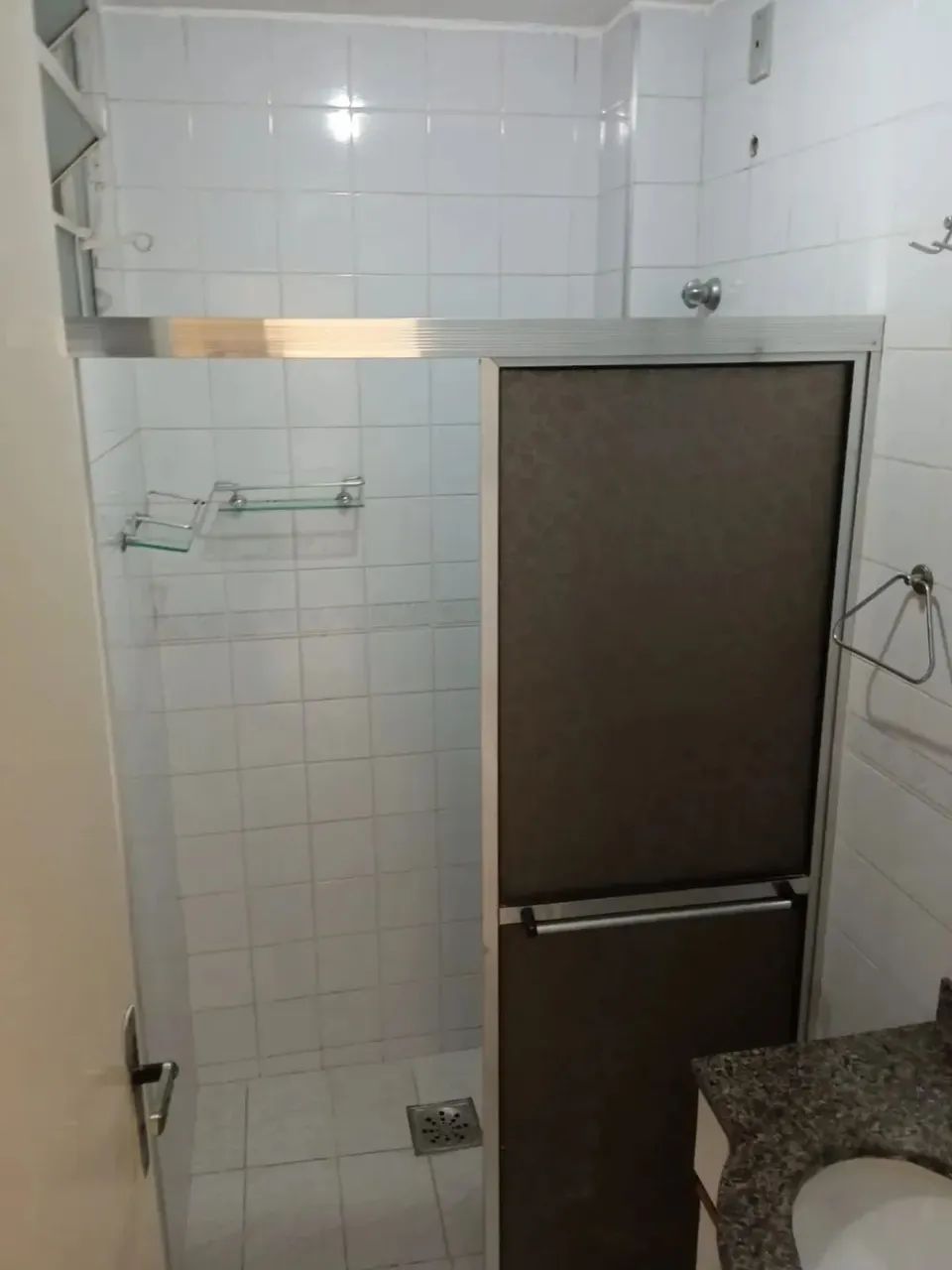 Ótimo apto de 2 quartos com piso porcelanato, sala com sacada com piso porcelanato, banhei - Foto 4